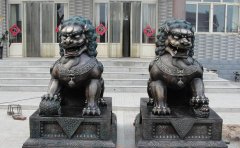 銅獅子雕塑應(yīng)該怎樣擺放？