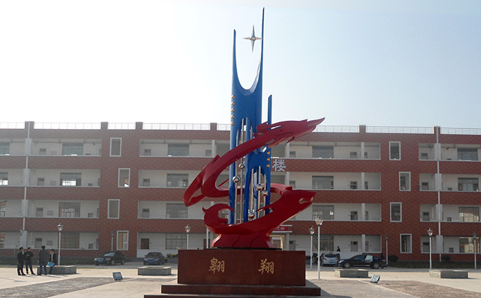 不銹鋼雕塑制作完成之后，需要對表面進行打磨噴漆，這樣才可以獲得想要的表面效果，不銹鋼雕塑打磨噴漆有一些注意事項，下面給大家介紹一下。
